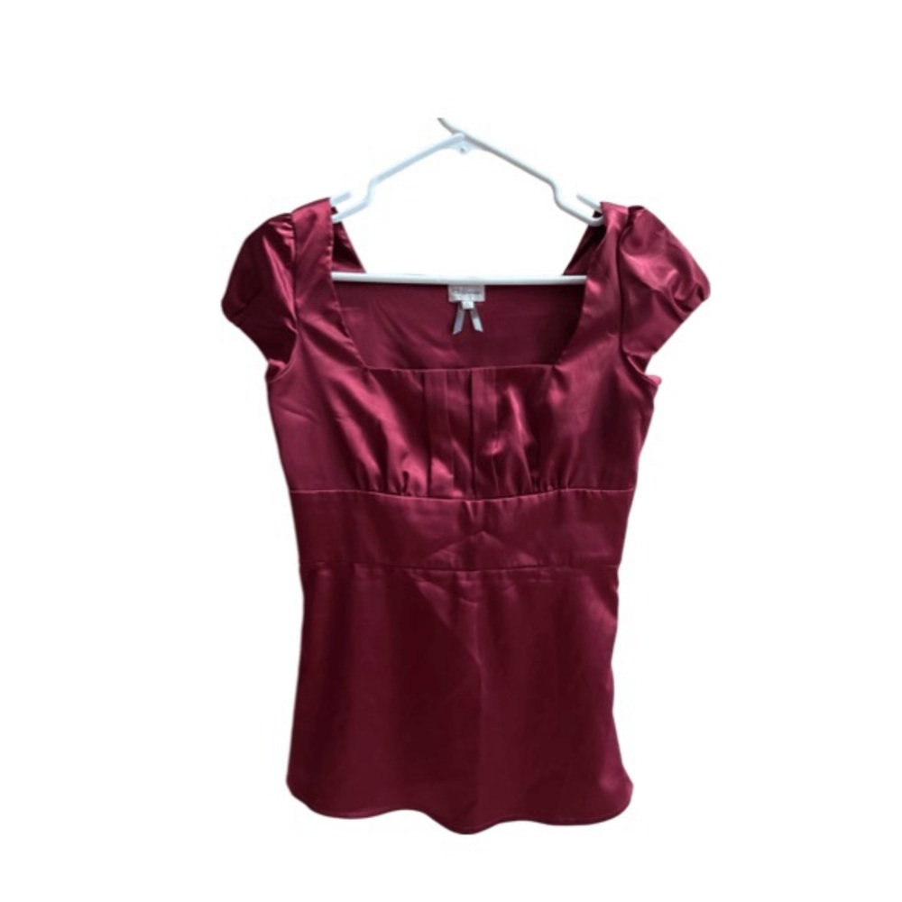 Dynamite Satin Square-Neck Cap Sleeve Top in Burgundy